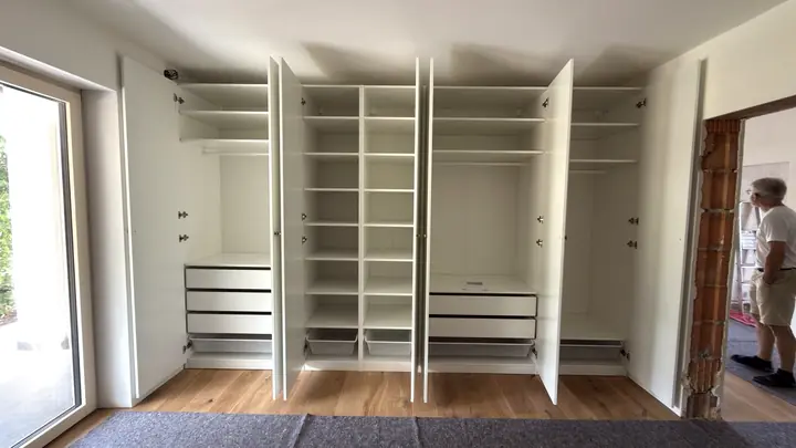Schubladen und Innenausstattung eines Kleiderschranks während der Montage.