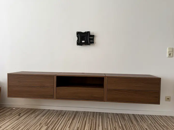 Fertig montiertes wandhängendes TV-Lowboard in Holzoptik mit Schubladen.