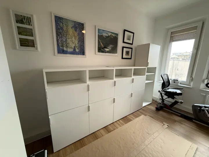 Weiße Möbelkombination aus Schrank und Sideboards.