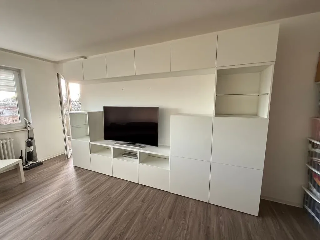 Weiße Wohnwand mit integriertem Fernseher